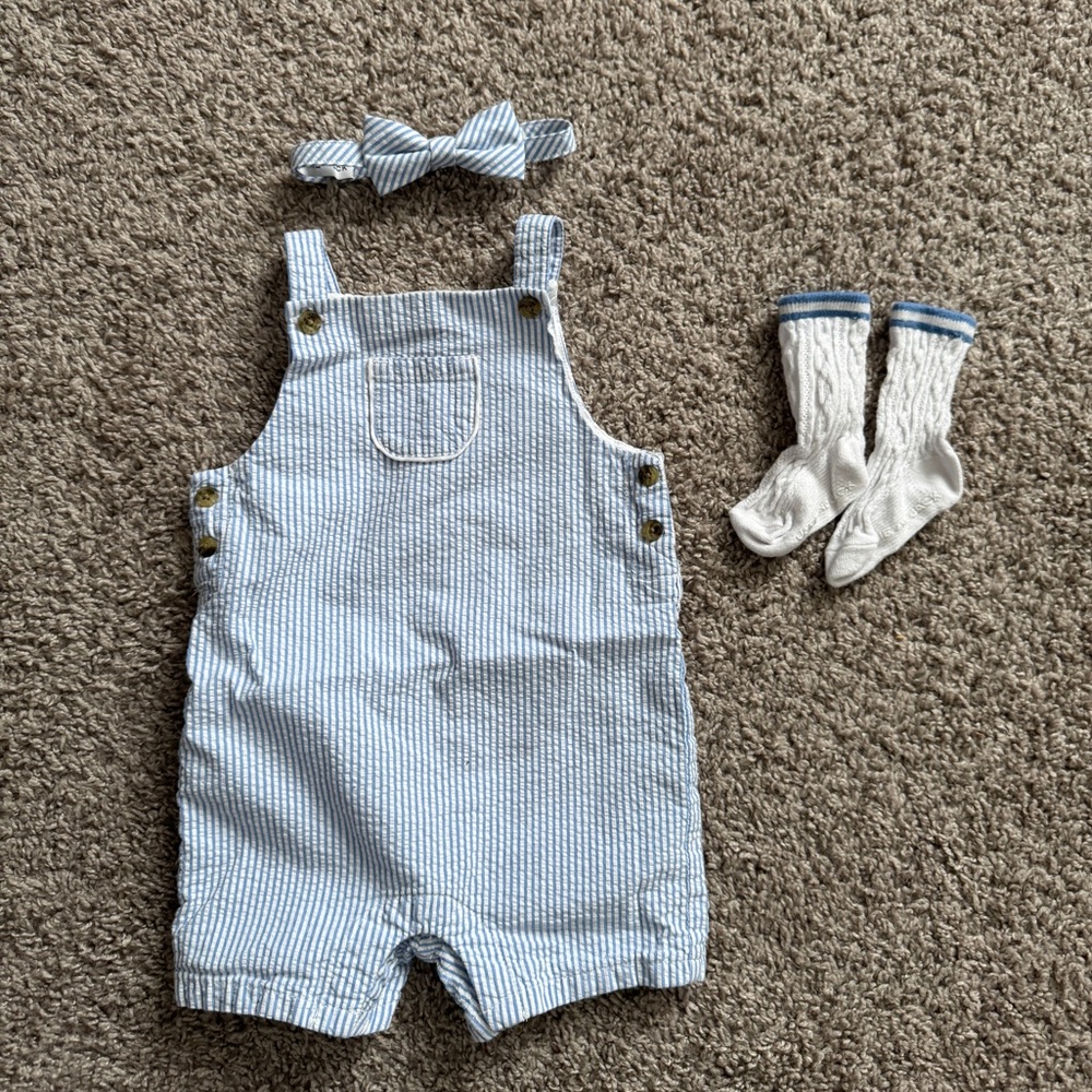 Janie and Jack Seersucker Blue Romper Set Bow Tie Socks 6-12 Months EUC